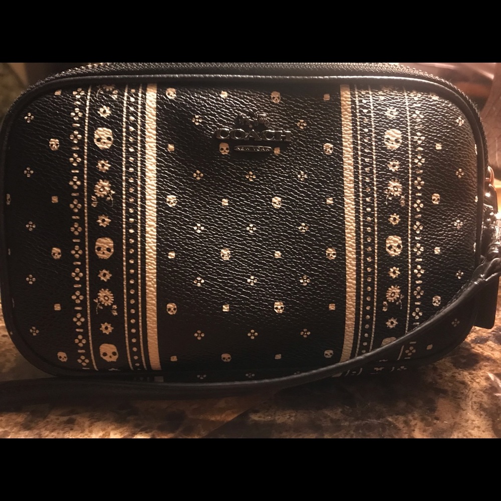 🛍SOLD🛍 Coach skull cross body